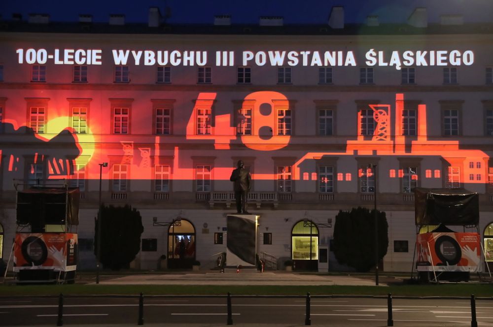 <p>Warszawa, 25.04.2021. Pokaz mappingu z okazji 100. rocznicy wybuchu III Powstania l¹skiego odbywaj¹cy siê na pl. Pi³sudskiego w Warszawie, 25 bm. To premiera wielkoformatowej animacji nt. historii powstañ l¹skich, przygotowanej przez Biuro Programu Niepodleg³a w ramach ogólnopolskiej kampanii l¹sk wspólna sprawa. Rocznica wybuchu III Powstania l¹skiego przypada 2 maja, a pokazy okolicznociowego mappingu bêdzie mo¿na ogl¹daæ w wielu miastach Polski od 25 kwietnia do 5 lipca br. (jm) PAP/Tomasz Gzell</p>