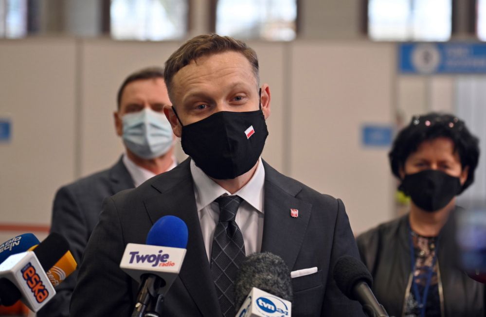 <p>Szczecin, 05.05.2021. Koronawirus w Polsce. Wojewoda zachodniopomorski Zbigniew Bogucki (C) podczas konferencji prasowej dot. otwarcia punktu szczepieñ powszechnych, 5 bm. Punkt szczepieñ powszechnych zosta³ uruchomiony w hali sportowej Uniwersytetu Szczeciñskiego przy ul. Sowiñskiego 7. (kf) PAP/Marcin Bielecki</p>