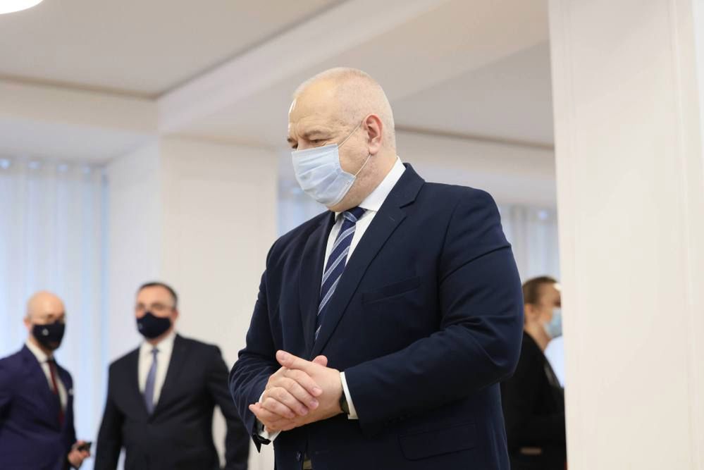 <p>Warszawa, 07.05.2021. Wiceprezes Rady Ministrów i minister aktywów pañstwowych Jacek Sasin podczas spotkania z mediami dotycz¹cego wsparcia polskiej siatkówki przez spó³ki Skarbu Pañstwa, 7 bm. (ls/dw) PAP/Leszek Szymañski</p>