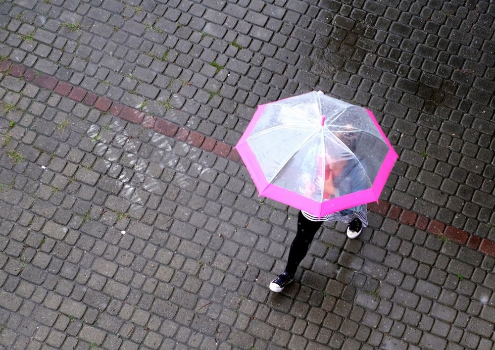 <p>Przemyl, 14.07.2016. Kobieta pod parasolem podczas intensywnych opadów deszczu w Przemylu, 14 bm. Przez Polskê przemieszcza siê aktywny ni¿, który powoduje wystêpowanie gwa³townych zjawisk atmosferycznych: burz i intensywnych opadów deszczu. (ukit) PAP/Darek Delmanowicz ***Zdjêcie do depeszy PAP pt. IMGW: od pi¹tku bez burz i intensywnych opadów deszczu***</p>