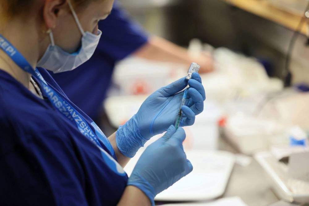 Od poniedziałku można m.in. próbować skrócić termin drugiej dawki szczepienia przeciw Covid-19