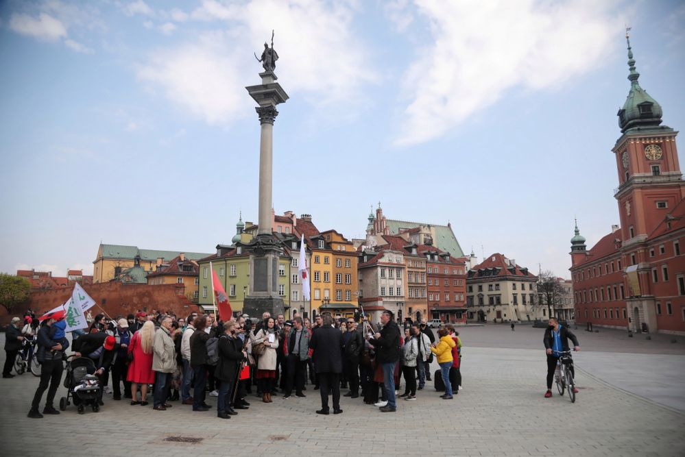 Rząd luzuje ograniczenia: liczniejsze manifestacje; kibice z W. Brytanii bez kwarantanny na Ligę Europy.