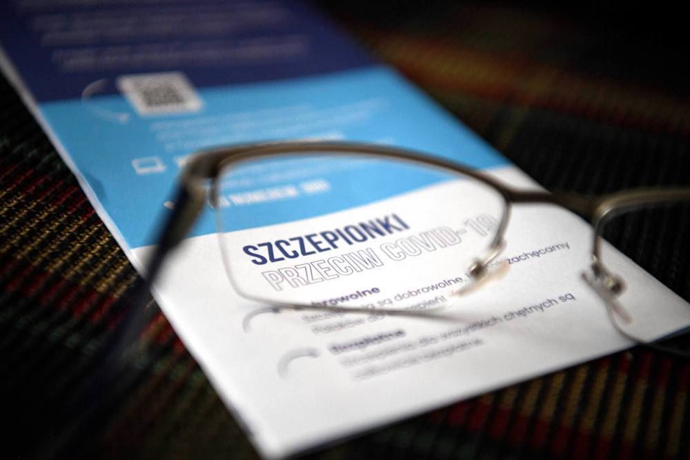 Polacy generalnie przeciwni obowiązkowym szczepieniom przeciw koronawirusowi.