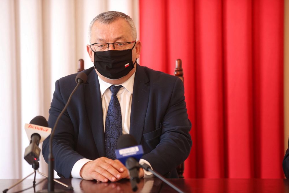 <p>Miechów, 04.05.2021. Minister infrastruktury Andrzej Adamczyk podczas konferencji prasowej w siedzibie Starostwa Powiatowego w Miechowie, 4 bm. Przedstawicielom samorz¹dów zosta³y wrêczone symboliczne czeki powiadczaj¹ce wysokoæ rz¹dowego wsparcia na modernizacjê i budowê dróg gminnych i powiatowych w 2021 r. (aldg) PAP/£ukasz G¹gulski</p>