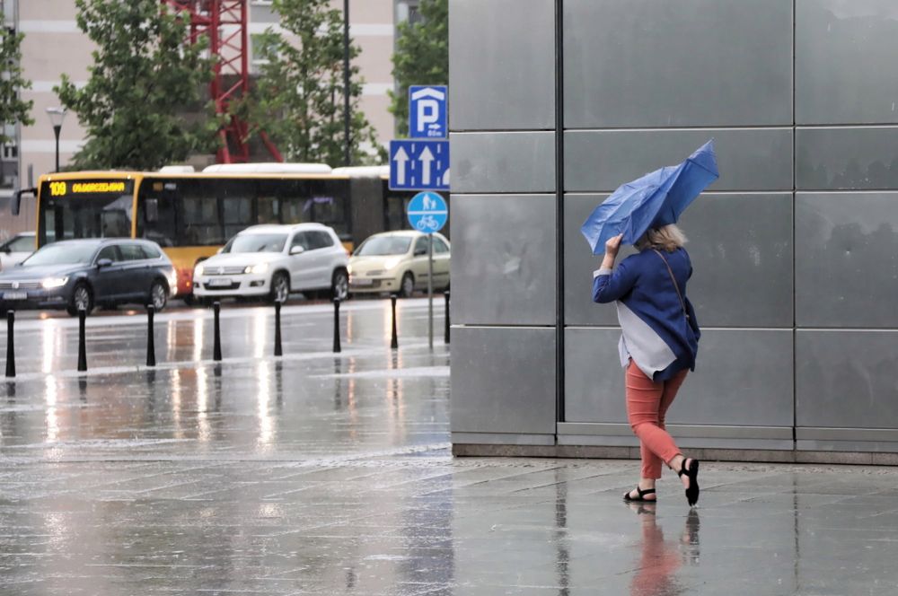 Deszcz i chłód, miejscami zaledwie 9 stopni. Pogoda na najbliższe dni.