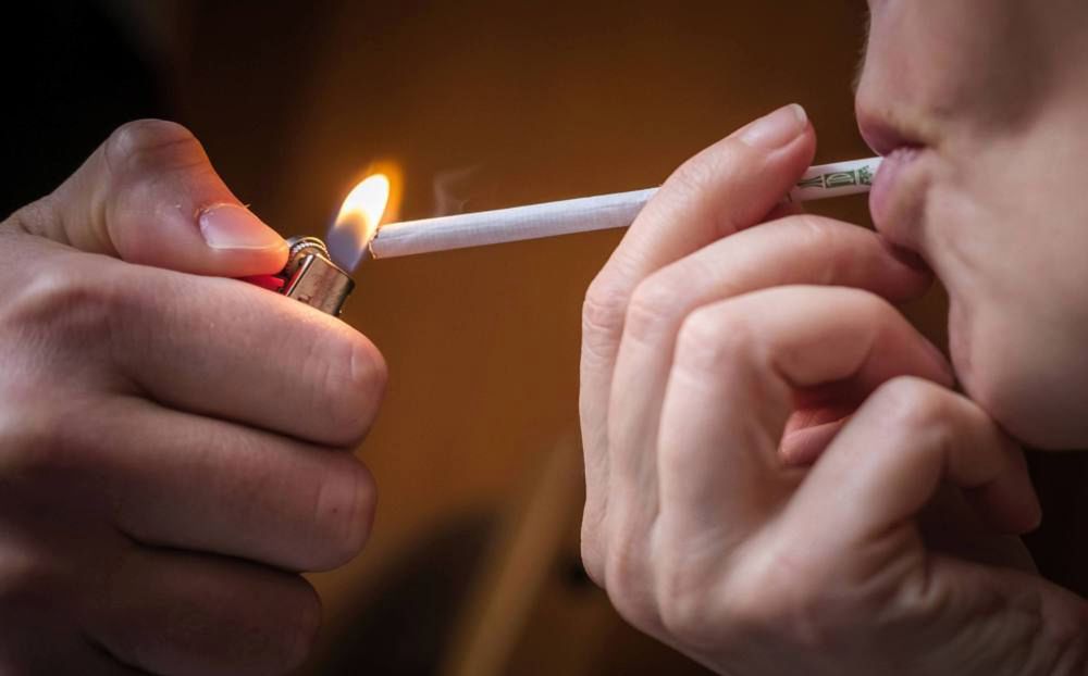 <p>Warszawa, 01.10.2020. Ilustracja. Kobieta pal¹ca papierosa, 1 bm. (kk/doro) PAP/Archiwum Kalbar</p>