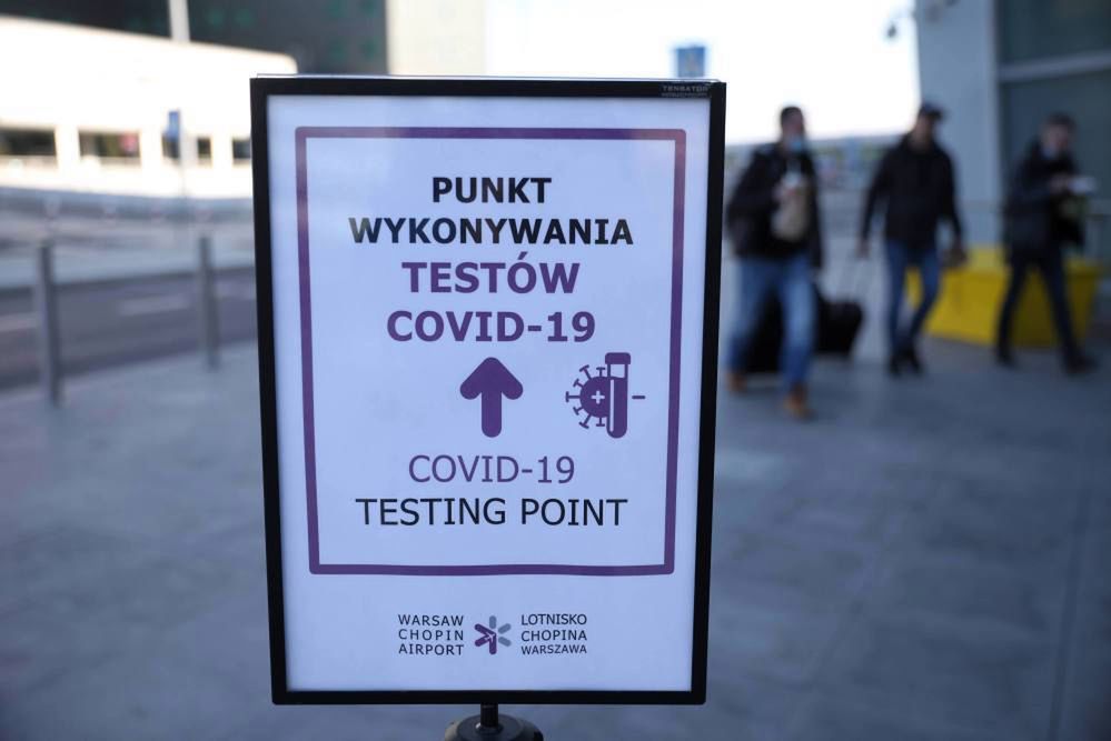 Test wykonany po przylocie do Polski na lotnisku przed kontrolą zwolni z kwarantanny.