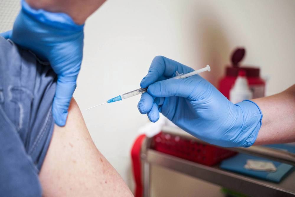 <p>Warszawa, 11.02.2021. Zdjêcie ilustracyjnie. Szczepienie  Modern¹ w Szpitalu Po³udniowym, 11 bm. Szczepionka COVID-19 Moderna zawiera cz¹steczkê zwan¹ informacyjnym RNA (mRNA) z instrukcjami wytwarzania bia³ka z SARS-CoV-2, wirusa wywo³uj¹cego COVID-19. Wakcyna nie zawiera samego wirusa i nie mo¿e powodowaæ COVID-19. (ls/dw) PAP/Leszek Szymañski</p>
<p>***Zdjêcie mo¿e ilustrowaæ wy³¹cznie teksty informuj¹ce o szczepieniach. Zakaz publikacji zdjêcia w kontekcie negatywnym***</p>