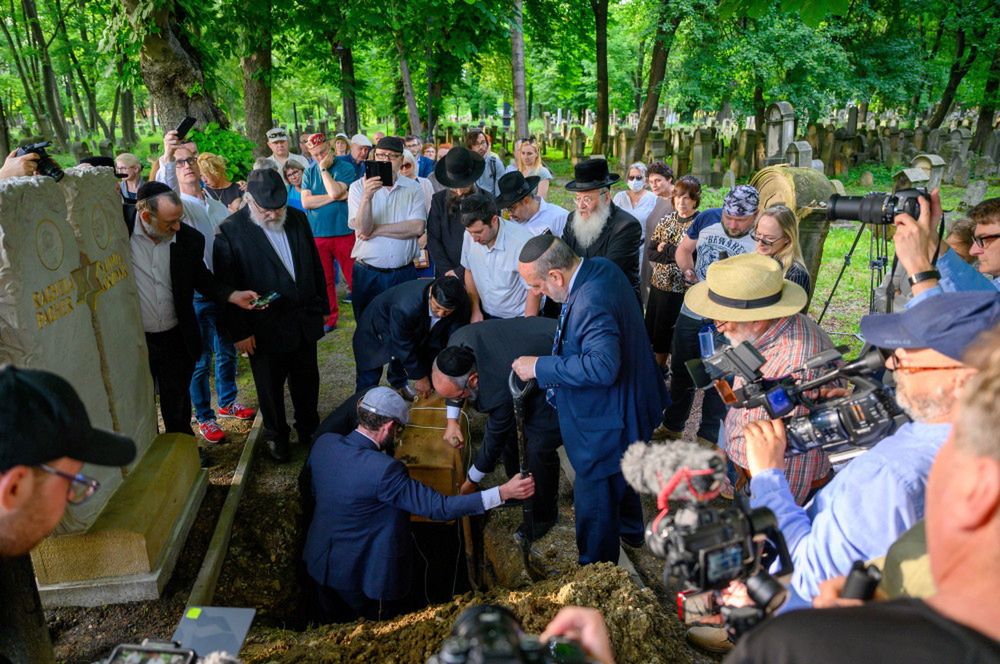 Tarnów: pogrzeb dwóch dziewczynek, ofiar Holokaustu, na Cmentarzu Żydowskim.