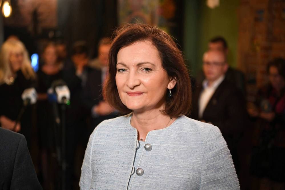 <p>Rzeszów, 13.06.2021. Kandydatka w przedterminowych wyborach na prezydenta aglomeracji, wojewoda podkarpacka Ewa Leniart w swoim sztabie wyborczym w Rzeszowie, 13 bm. Wed³ug wyników Exit poll Ewa Leniart zdoby³a 25,1 proc. g³osów, zajmuj¹c drugie miejsce. Oficjalne wyniki wyborów bêd¹ znane i przedstawione przez PKW dopiero po policzeniu g³osów ze wszystkich komisji wyborczych. (dd/dw) PAP/Darek Delmanowicz</p>