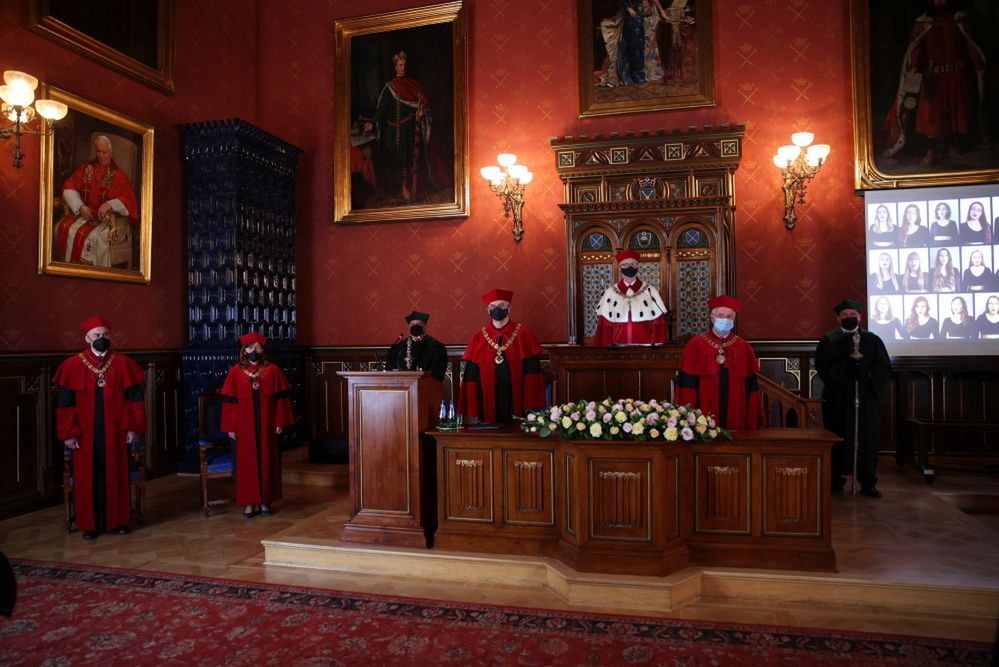 <p>Kraków, 12.05.2021. Rektor UJ prof. dr hab. Jacek Popiel (3P) podczas uroczystoci w Collegium Novum Uniwersytetu Jagielloñskiego w Krakowie, 12 bm. Trwaj¹ obchody rocznicy za³o¿enia uczelni przez króla Kazimierza Wielkiego. 657 lat temu król Kazimierz Wielki og³osi³ akt fundacyjny Akademii Krakowskiej &#8211; najstarszej polskiej uczelni, w 1817 r. przemianowanej na Uniwersytet Jagielloñski. (sko) PAP/£ukasz G¹gulski</p>