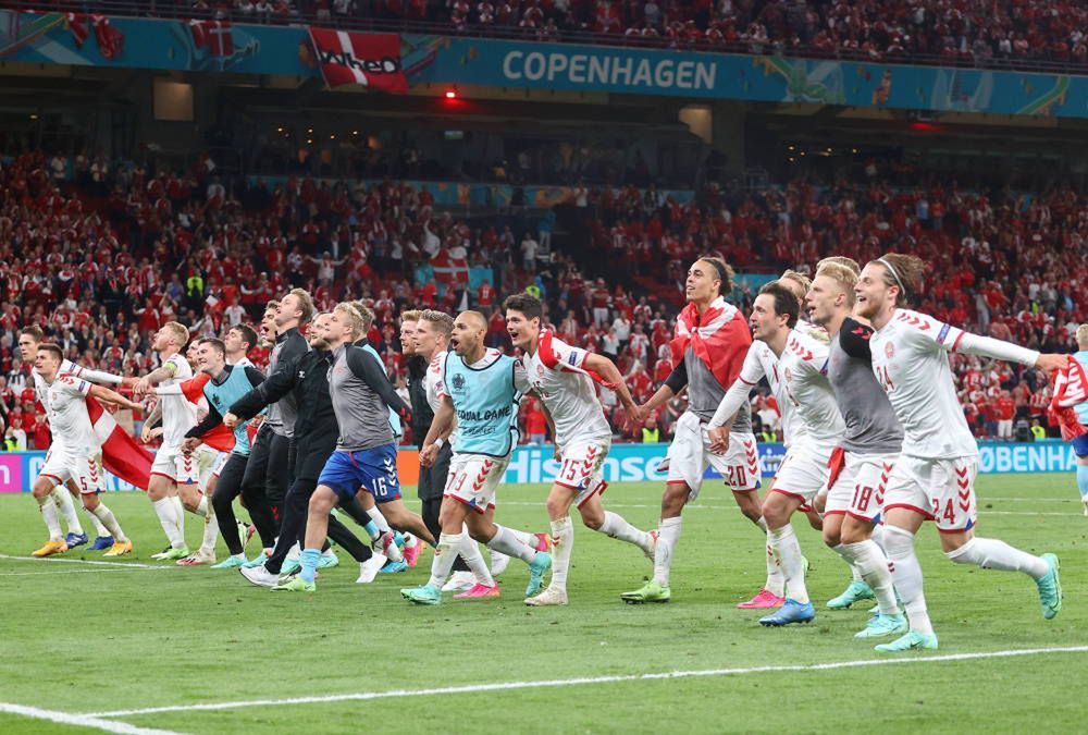 <p>epa09292172 Players of Denmark celebrate after winning the UEFA EURO 2020 group B preliminary round soccer match between Russia and Denmark in Copenhagen, Denmark, 21 June 2021.  EPA/Wolfgang Rattay / POOL (RESTRICTIONS: For editorial news reporting purposes only. Images must appear as still images and must not emulate match action video footage. Photographs published in online publications shall have an interval of at least 20 seconds between the posting.)<br />
Dostawca: PAP/EPA.</p>