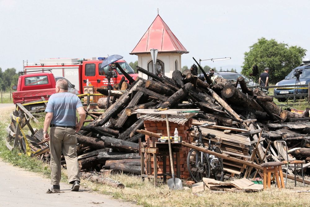 Nowa Biała: trwa wielkie sprzątanie po pożarze.