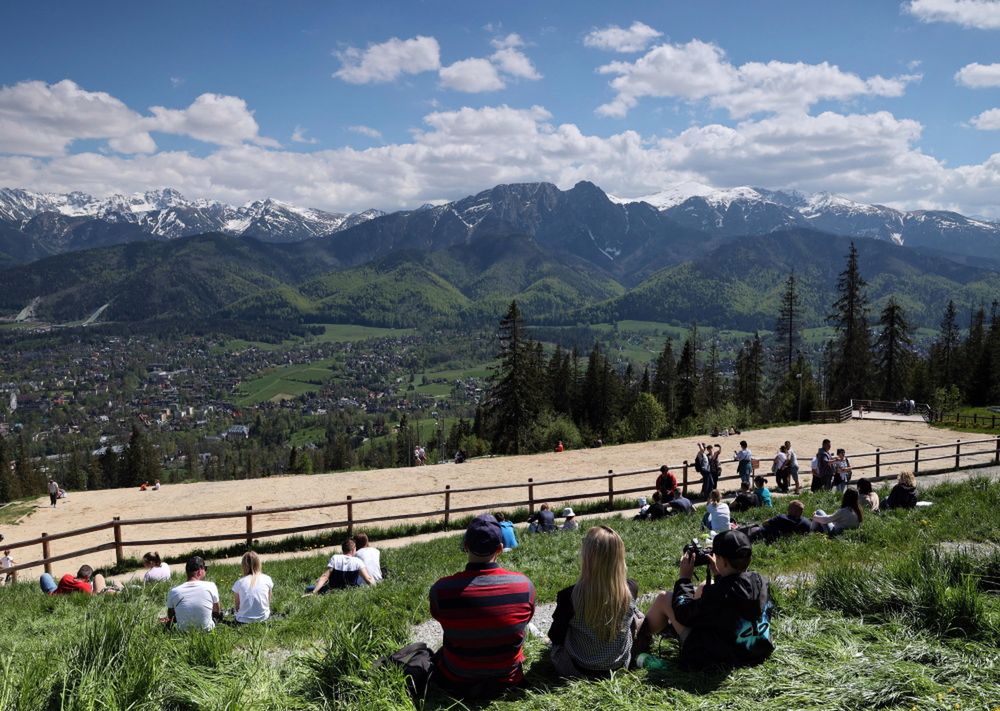 <p>Zakopane, 03.06.2021. Turyci na Guba³ówce w Zakopanem, 3 bm. Rozpocz¹³ siê czerwcowy d³ugi weekend. (aldg) PAP/Grzegorz Momot</p>