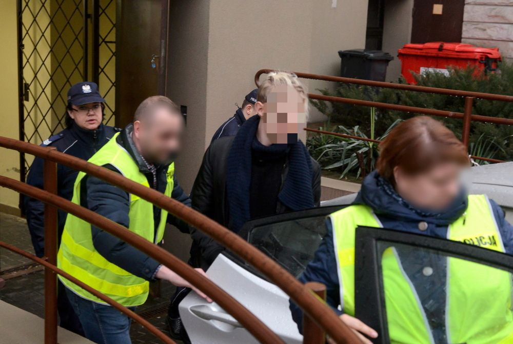 <p>Warszawa, 18.03.2017. Piotr K. (C) wyprowadzany po kilkugodzinnym posiedzeniu aresztowym z S¹du Rejonowego dla Warszawy Mokotowa, 18 bm. S¹d uwzglêdniaj¹c wniosek prokuratury, zdecydowa³ o utrzymaniu aresztu dla mê¿czyzny nazywanego przez media &#8220;najm³odszym polskim milionerem&#8221;. Piotr K. podejrzany jest m.in. o oszustwa oraz przestêpstwa wynikaj¹ce z ustawy o kosmetykach i ustawy Prawo farmaceutyczne. Grozi mu do 8 lat wiêzienia. Mê¿czyzna nie przyznaje siê do winy. (zuz) PAP/Jakub Kamiñski    *** UWAGA!!! ZAKAZ PUBLIKACJI WIZERUNKU I DANYCH OSOBOWYCH OSKAR¯ONEGO I POLICJANTÓW! *** ***Zdjêcie do depeszy PAP pt. S¹d: najm³odszy polski milioner pozostaje w areszcie***</p>