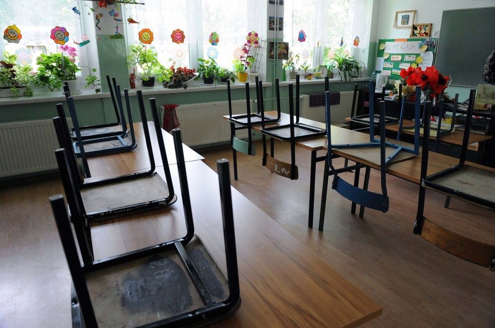 <p>£êtownia, 19.06.2009. Opustosza³a klasa po zakoñczenia roku szkolnego w ma³ej, wiejskiej Szkole Podstawowej w £êtowni na Podkarpaciu, 19 bm. dd/kru PAP/Darek Delmanowicz</p>