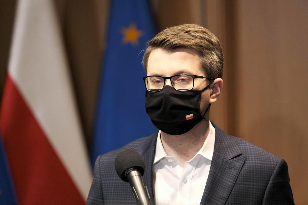<p>Warszawa, 07.05.2021. Rzecznik prasowy rz¹du Piotr Mueller podczas wypowiedzi dla mediów przed wylotem premiera do Portugalii na terenie Wojskowego Portu Lotniczego Warszawa &#8211; Okêcie, 7 bm. Szef polskiego rz¹du wemie udzia³ w Szczycie Spo³ecznym i nieformalnym posiedzeniu szefów pañstw i rz¹dów Unii Europejskiej oraz w spotkaniu hybrydowym przywódców UE &#8211; Indie w Republice Portugalskiej. Wizyta premiera RP potrwa dwa dni. (olm) PAP/Mateusz Marek</p>