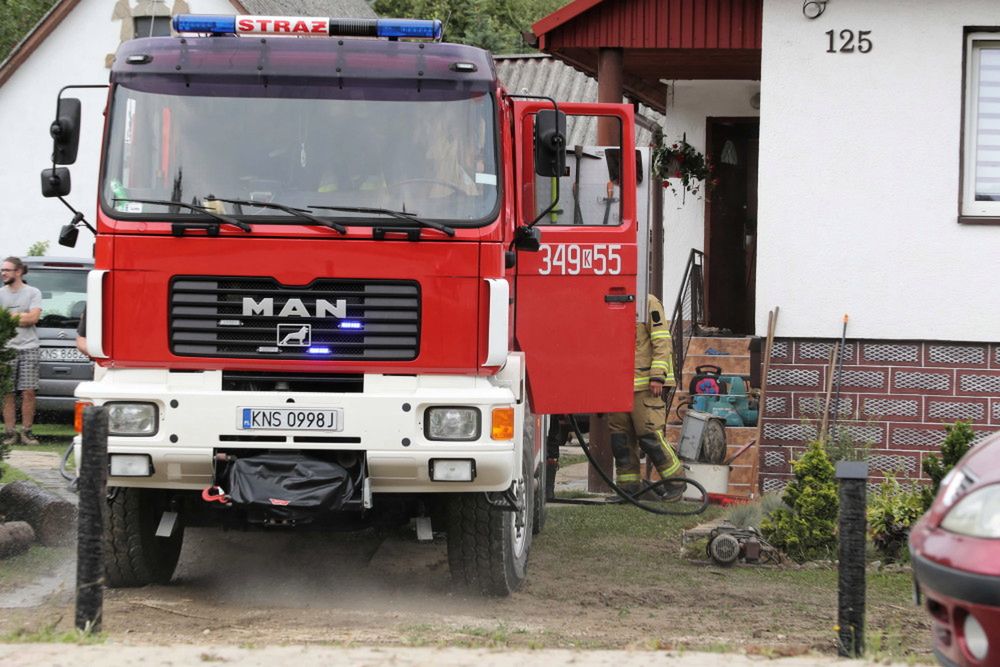 <p>widnik, 12.07.2021. Zalane tereny po nocnych intensywnych opadach deszczu, 12 bm. we wsi widnik (pow. nowos¹decki). (kf) PAP/Grzegorz Momot</p>