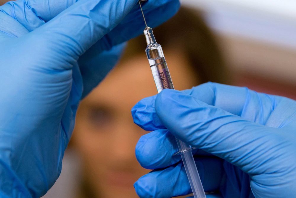 <p>Chorzów, 07.02.2018. Szczepienia przeciwko grypie, 7 bm. w przychodni w Chorzowie. Z 12 tysiêcy, do ponad 20 tysiêcy, wzros³a tygodniowa liczba zachorowañ na grypê w województwie l¹skim. Jest to jeden z najwy¿szych od 10 lat wskaników zachorowalnoci na tê chorobê w Polsce. (nlat) PAP/Andrzej Grygiel</p>