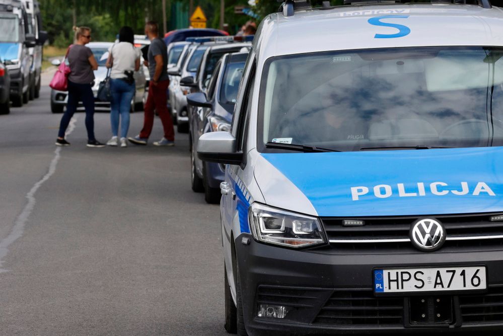 <p>Borowce, 10.07.2021. Policja w okolicy domu w miejscowoci Borowce (pow. czêstochowski), 10 bm. w którym w nocy z 9/10 bm.  dosz³o do zabójstwa trzyosobowej rodziny. O zastrzelenie ma³¿eñstwa 44-latków i ich 17-letniego syna podejrzewany jest brat zabitego mê¿czyzny Jacek Jaworek, trwaj¹ jego poszukiwania. (jm) PAP/Waldemar Deska</p>
