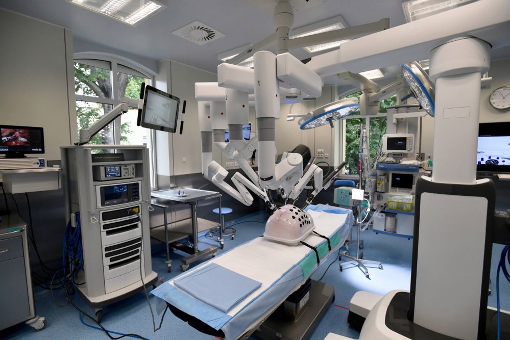 <p>Szczecin, 27.08.2020. Prezentacja systemu robotycznego da Vinci w SPSzK Nr 2 PUM w Szczecinie, 27 bm. System ten jest g³ównym elementem nowo powsta³ego w tej placówce medycznej Klinicznego Centrum Operacji Robotycznych PUM i SPSK-2. Miejscowy Samodzielny Publiczny Szpital Kliniczny Nr 2 PUM  jest drugim takim w Polsce i pierwszym orodkiem w Zachodniopomorskiem, w którym chirurdzy bêd¹ korzystaæ z technologii robotycznej. (sko) PAP/Marcin Bielecki</p>