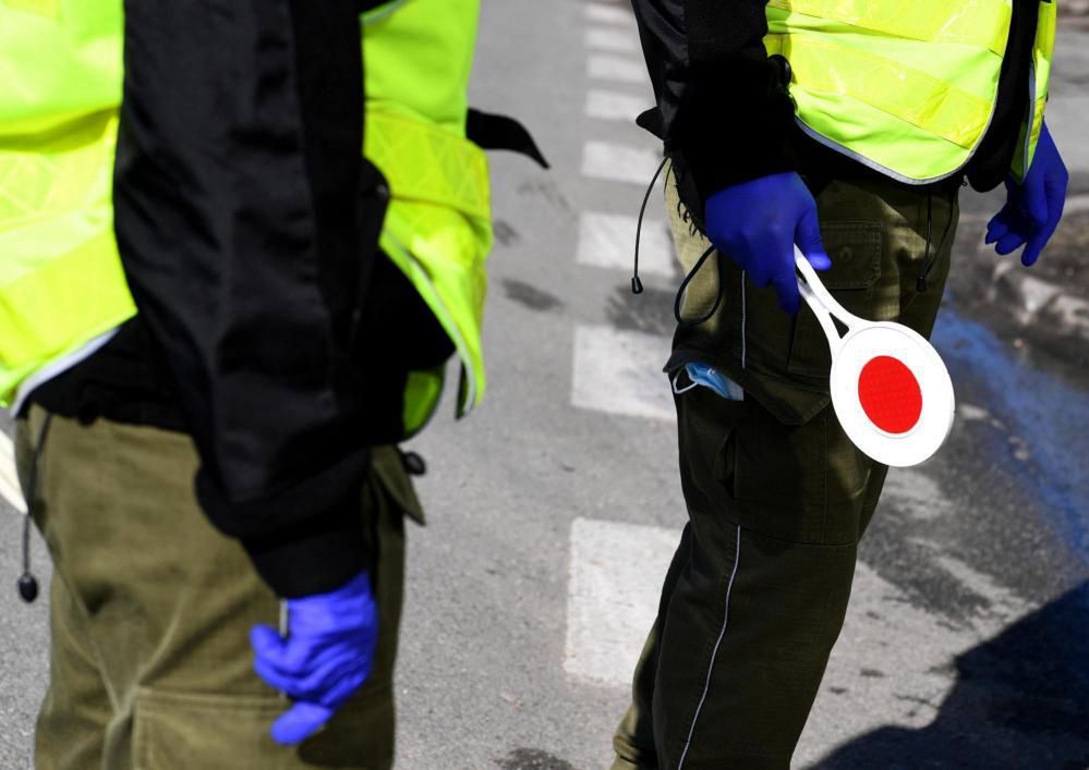 <p>Barwinek, 02.03.2021. Koronawirus w Polsce. Prowadzone przez funkcjonariuszy Bieszczadzkiego Oddzia³u Stra¿y Granicznej kontrole sanitarne na dawnym polsko-s³owackim przejciu granicznym w Barwinku, 2 bm. Osoby wje¿d¿aj¹ce do Polski od strony granicy po³udniowej, czyli z Czech i ze S³owacji, musz¹ posiadaæ wa¿ny test &#8211; nie starszy ni¿ 48 godzin &#8211; z negatywnym wynikiem na obecnoæ koronawirusa. (dd/awol) PAP/Darek Delmanowicz</p>