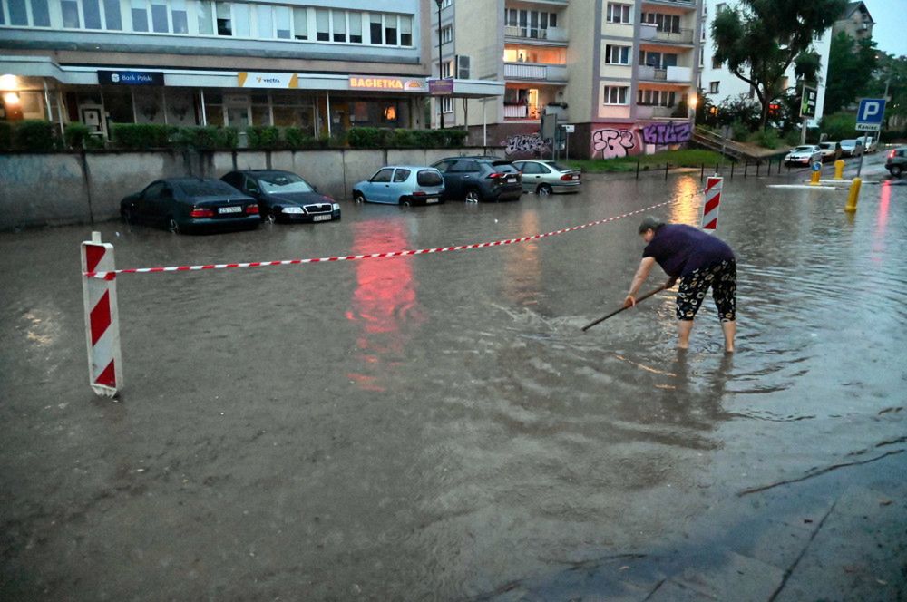 Ponad 5 tys. interwencji po burzach; troje dzieci trafiło do szpitala; ewakuacja kilkunastu obozów harcerskich