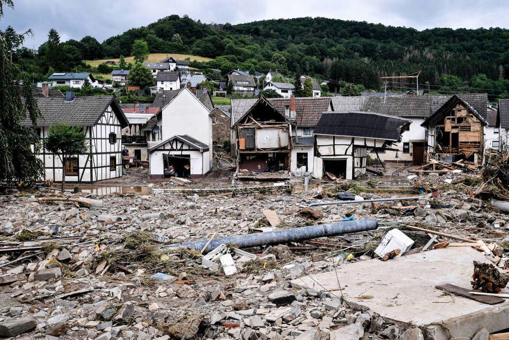 <p>epa09345883 The   village of Schuld in the district of Ahrweiler is destroyed after heavy flooding of the river Ahr, in Schuld, Germany, 15 July 2021. Large parts of Western Germany were hit by heavy, continuous rain in the night to 15 July, resulting in local flash floods that destroyed buildings and swept away cars.  EPA/SASCHA STEINBACH<br />
Dostawca: PAP/EPA.</p>