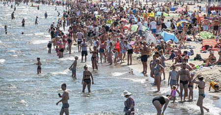 Synoptyk IMGW: osoby, które źle reagują na upał powinny dziś ograniczyć wyjścia z domu.