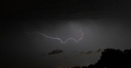 Synoptyk IMGW: od rana możliwe burze, intensywne opady i silny wiatr.