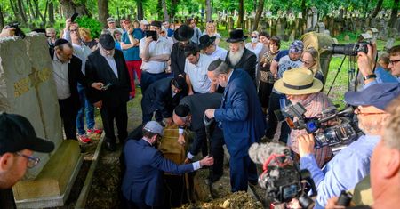 Tarnów: pogrzeb dwóch dziewczynek, ofiar Holokaustu, na Cmentarzu Żydowskim.