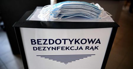 215 nowych zakażeń koronawirusem, zmarły 52 osoby z COVID-19.