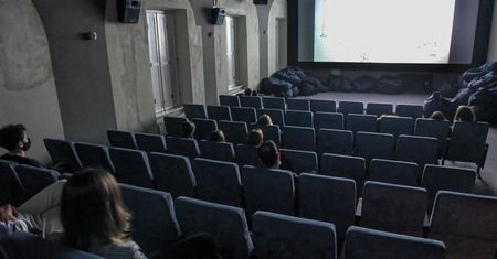 Kina, teatry i filharmonie wznawiają działalność – od piątku.