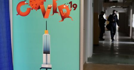 W Polsce blisko 5,6 mln osób jest w pełni zaszczepionych przeciw COVID-19.