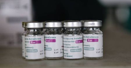 Z powodu opóźnień dostaw AstryZeneki, niektórzy będą mieli przesunięte terminy szczepień.