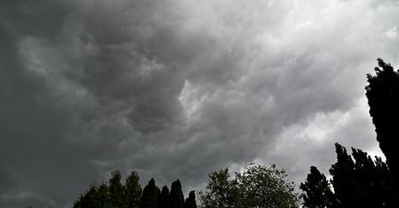 Po południu na zachodzie i północnym zachodzie burze, a nawet grad.