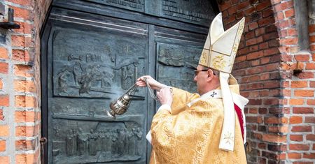 Inowrocław: prymas abp Polak poświęcił Drzwi Jubileuszowe do fary