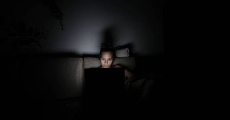 Kobiety bardziej wyczulone niż mężczyźni na internetowych oszustów