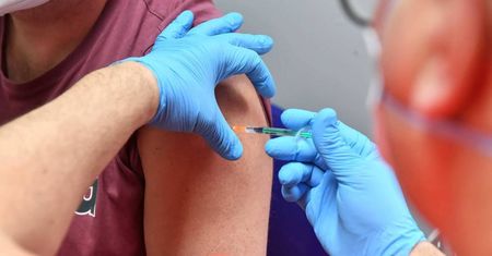 Osoby w wieku 34 i 35 lat mogą od poniedziałku zapisywać się na szczepienie przeciw COVID-19
