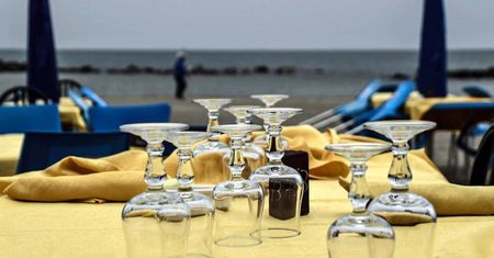 Od soboty hotele wznawiają działalność; od 15 maja otwarte ogródki w restauracjach.