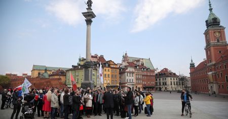 Rząd luzuje ograniczenia: liczniejsze manifestacje; kibice z W. Brytanii bez kwarantanny na Ligę Europy.