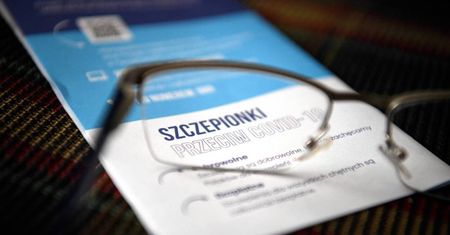 Polacy generalnie przeciwni obowiązkowym szczepieniom przeciw koronawirusowi.