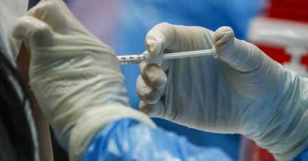 Od poniedziałku ruszają zapisy na szczepienia przeciw COVID-19 dla osób w wieku 16 i 17 lat.
