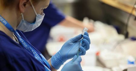 Od poniedziałku można m.in. próbować skrócić termin drugiej dawki szczepienia przeciw Covid-19
