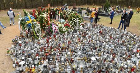 Fani tłumnie odwiedzają grób Krzysztofa Krawczyka w podłódzkich Grotnikach.