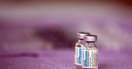 EMA o szczepionce J&J: możliwy związek z bardzo rzadkimi przypadkami nietypowych zakrzepów krwi.