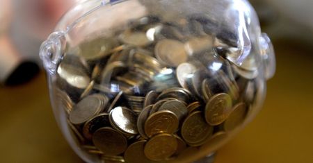 Polacy wychodzą z pandemii z wyższymi wynagrodzeniami i oszczędnościami.