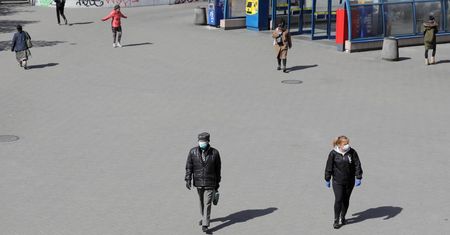 Co z noszeniem maseczek na świeżym powietrzu?