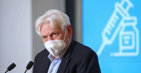 Prof. Horban: w maju będzie spadała liczba zakażeń, zgonów i hospitalizacji.