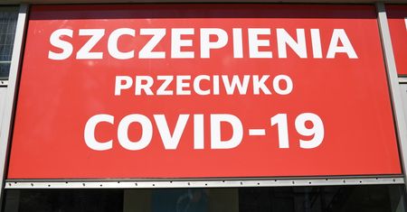 W pełni zaszczepionych w Polsce jest 2,4 mln osób.